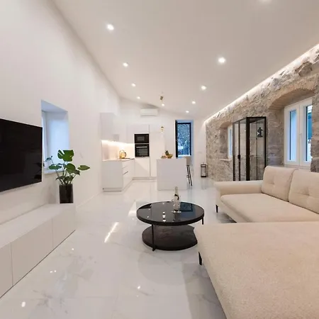 Lapidea Luxury شقة سكرادين